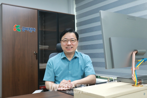 금비전자 이영기 이사는 “3.7kW 인버터 매출이 전년대비 100% 상승해 점유율 50%를 넘겨 지난해 국내 태양광 단상 인버터 점유율 1위를 달성했다”며, “불량률과 A/S 발생률을 지속적으로 줄여 ‘금비전자 인버터는 고품질’이라는 시각이 시장에서 본격적으로 반영되고 있다”고 말했다. [사진=인더스트리뉴스]