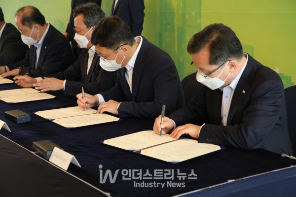 서울에너지공사 김중식 사장(오른쪽에서 첫 번째)이 협약서에 서명을 하고 있다. [사진=서울에너지공사]