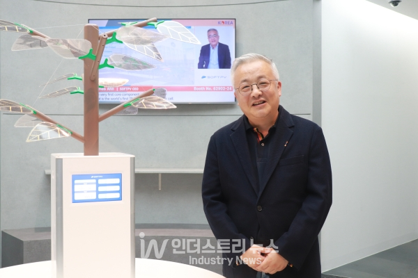 소프트피브이 안현우 대표는 “기존 태양광은 전기시설이 있는 곳에만 설치할 수 있고, 하루에 발전할 수 있는 시간이 지극히 제한적인 점 등이 한계였다”며, “소프트피브이는 발상을 전환해 실리콘으로 만든 지름 1㎜ 구슬모양의 3차원 태양전지 소프트셀을 개발했다”고 말했다. [사진=인더스트리뉴스]