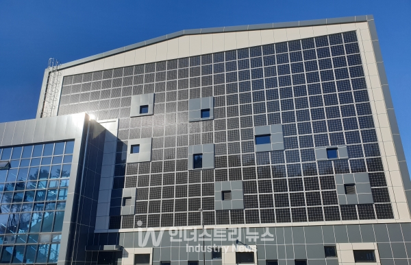 포항시 장량국민체육센터 전면에 설치된 BIPV [사진=에스케이솔라에너지]