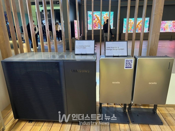 지난 9월 2일부터 6일까지 독일 베를린에서 열린 유럽 최대 규모 가전전시회 ‘IFA 2022’에 전시된 삼성전자 히트펌프(좌)와 한화큐셀 ESS 및 인버터(우) [사진=한화솔루션]