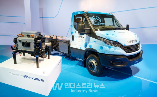 ‘IAA 하노버 상용차 박람회(IAA Transportation 2022 in Hannover)’ 이베코 부스에 전시 중인 현대자동차의 수소연료전지시스템이 탑재된 수소전기 대형 밴 'e데일리 수소전기차(eDAILY FCEV)’ [사진=현대자동차]