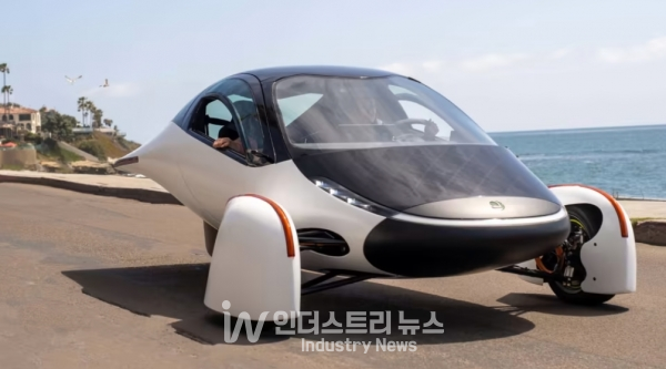 미국 태양광 전기차 분야에서 가장 앞서가고 있다고 평가 받고 있는 스타트업 앱테라(Aptera Motors) 최근 주행거리 1,600㎞인 3륜 태양광 전기차 감마 버전을 공개했다. [사진=앱테라]