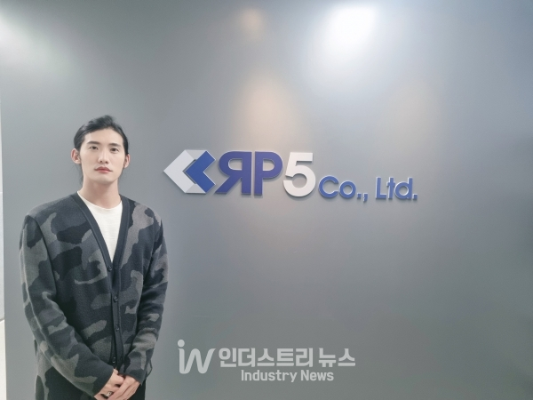 알피오 기술팀 홍인기 팀장은 “일회성 유통과 시공만으로 끝이 아닌 전문성을 갖추고 지속적으로 빠르게 대응함으로써 고객 신뢰에 무한 책임을 다하겠다는 것이 알피오의 철학으로, 특히 태양광 솔루션 RP5’s(Renewable Pioneer 5 Solution)를 통해 고객의 신뢰를 높여 발전사업자들의 만족도가 높다”고 말했다. [사진=알피오]