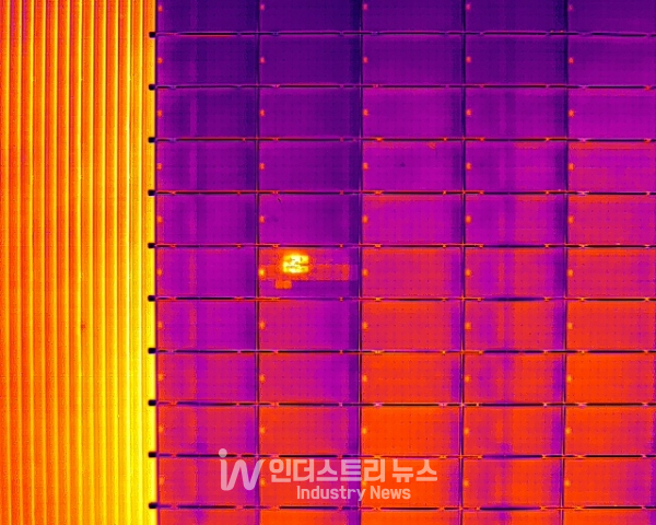 알피오 드론에 장착돼 있는 열화상 카메라로 촬영한 태양광발전소의 모듈 [사진=알피오]