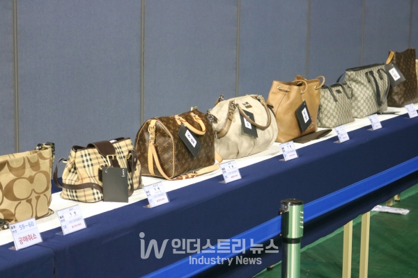 경기도가 지방세 고액 체납자 가택수색을 통해 압류한 명품시계와 가방 등 1천75점을 오는 24일부터 온라인을 통해 공개 매각한다. 사진은 과거 공매물품 [사진=경기도]