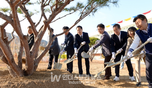 충남도, 충남도자원봉사센터, 현대트랜시스가 기념식수를 하고 있다. [사진=충남도]