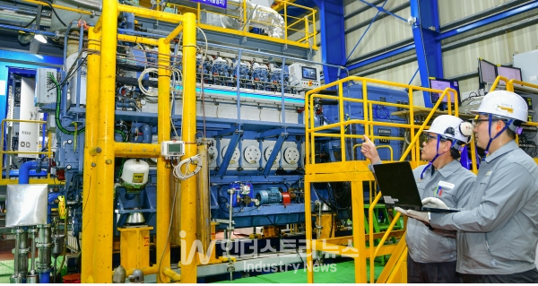 현대중공업 환경실증센터에서 진행한 1.5MW급 LNG·수소 혼소 힘센(HiMSEN)엔진의 성능시험 모습 [사진=현대중공업]