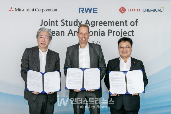 7일 서울 잠실 롯데월드타워에서 진행된 JSA 체결식에서 (오른쪽부터)롯데케미칼 황진구 수소에너지사업단장(기초소재사업 대표 겸), RWE Supply & Trading GmbH 울프 컬스틴(Ulf Kerstin) CCO, 미쓰비시상사 히로키 하바(Hiroki Haba) COO가 기념 촬영을 하고 있다. [사진=롯데케미칼]