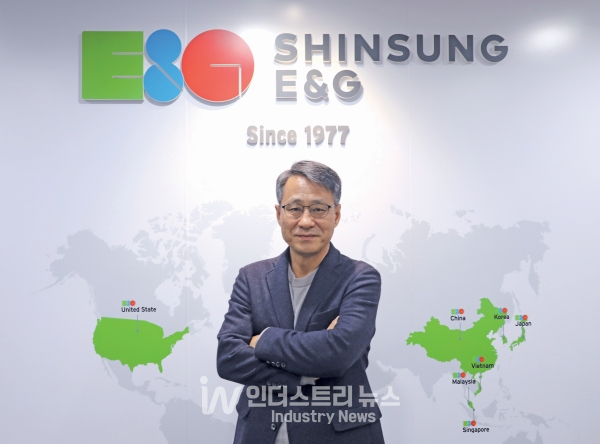 신성이엔지 재생에너지 사업부문장 최수옥 부사장은 “올해에는 대면적 M10 태양전지 모듈 탄소배출량 1등급 제품을 출시해 제품을 다양화하고 보다 다양한 고객 니즈를 만족시킬 계획”이라고 밝혔다.