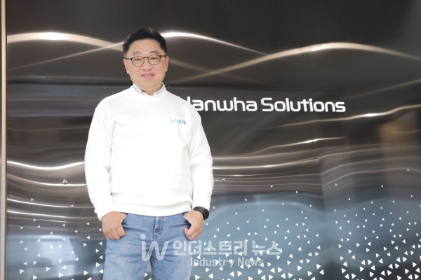 한화솔루션 큐셀부문 유재열 전무는 “한화큐셀은 기존 태양광 모듈과 시스템 제품을 판매하는 사업자를 넘어 재생에너지 기반의 융합형 VPP(통합발전소, 가상발전소) 사업자로 나아갈 계획”이라고 밝혔다. 유 전무는 1995년 한화그룹에 입사해 2016년에 한화큐셀코리아로 자리를 옮긴 후, 한화큐셀 한국모듈영업팀장, 한국EPC담당임원을 거쳐 현재 한국사업부장을 맡고 있다. [사진=인더스트리뉴스]