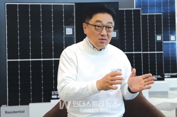 유 전무는 “향후 분산에너지 시장의 윤곽이 뚜렷해지고 한화큐셀의 전력거래사업이 심화된 이후에는, 기존 태양광 제조업, 에너지 시스템 사업, 지난해부터 시작한 전기차 충전사업 등과의 시너지 효과가 날 것으로 기대하고 있다”고 밝혔다. [사진=인더스트리뉴스]