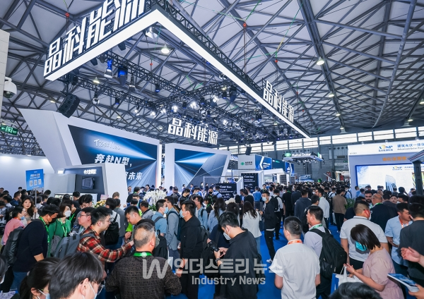 Jinko Solar가 Guohua Investment의 산둥 해상태양광 프로젝트에 참여한다. 사진은 올해 5월 상해에서 열린 2023 SNEC 당시 Jinko Solar 전시부스 모습