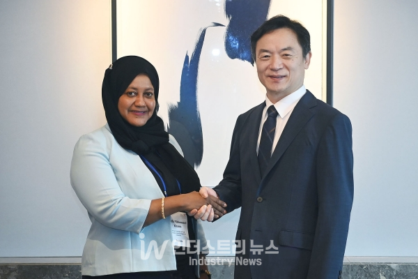 산업부 정대진 통상차관보가 탄자니아 라티파 모하메드 카미스 무역개발청장과 면담을 진행했다. [사진=산업부]<br>