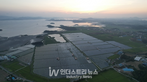 탑선이 시공한 전남도 해남에 소재한 대규모 태양광 프로젝트 전경 [사진=탑선]