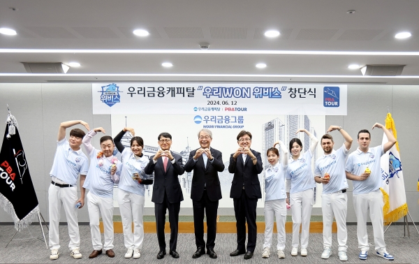 12일 우리은행 본점에서 열린 프로당구팀 우리WON위비스 창단식에서 (왼쪽 3번째부터) 스롱 피아비 선수와 정연기 우리금융캐피탈 대표, 임종룡 우리금융그룹 회장, 장상진 프로당구협회 부총재가 소속선수들과 기념촬영을 하고 있다. [사진=우리금융그룹]