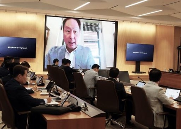 최태원 SK 회장(사진 화면)이 지난 28~29일 경기 이천 SKMS연구소에서 열린 경영전략회의에 화상으로 참석해 오프닝 스피치를 하고 있다. [사진=SK그룹]