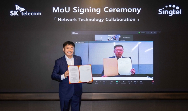 강종렬 SKT ICT Infra담당(사진 왼쪽)과 테이 요우 리안(Tay Yeow Lian) 싱텔 네트워크 담당 매니징 디렉터가 양해각서에 서명 후 MOU 체결을 축하하고 있다. [사진=SKT]
