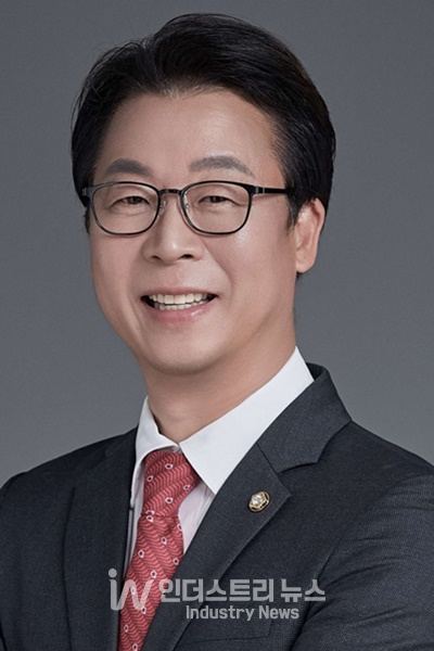 국민의 힘 곽규택 의원(사진)은 정부의 도 넘은 운수권 배분이 에어부산을 죽이고 있다고 지적한다. [사진=곽규택 의원실]
