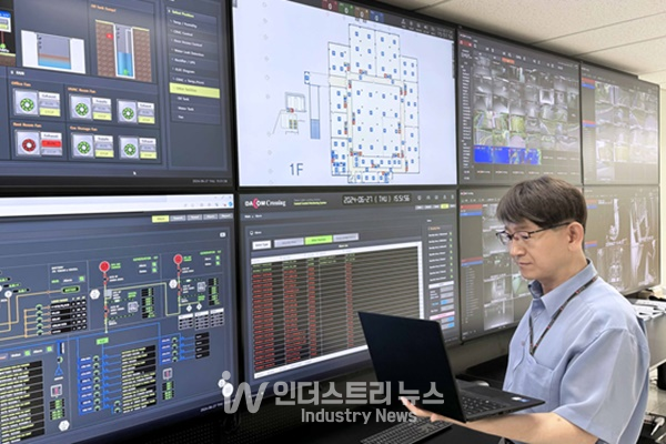 LG유플러스가 충청남도 태안군 ‘국제 해저케이블 육양국’에 스마트 관제 DX(디지털 전환)를 도입한다고 알렸다. 사진은 LG유플러스 모델이 ‘DX 관제 설루션’을 관제하는 모습 [사진=LG유플러스]