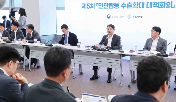안덕근 산업통상자원부 장관(사진 오른쪽 2번째)이 16일 열린 민관합동 수출확대 대책회의에서 모두 발언하고 있다. [사진=산업통상자원부]