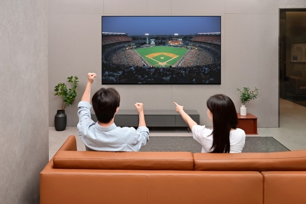 삼성전자 모델들이 'Neo QLED 8K'로 스포츠 경기를 시청하고 있다. [사진=삼성전자]