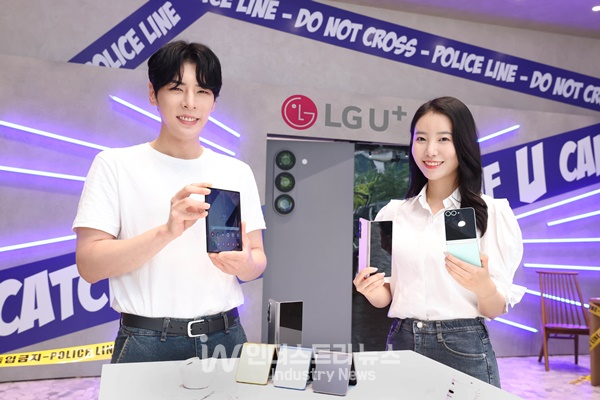 사진은 LG유플러스 모델이 ‘갤럭시 Z 플립6·Z 폴드6’를 소개하는 모습. [사진=LG유플러스]