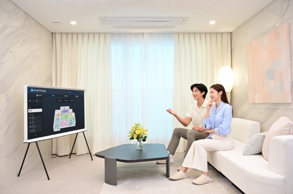 삼성전자 모델이 스마트 아파트에서 각 공간의 가전을 직관적으로 관리할 수 있는 ‘3D 맵 뷰(Map View)’ 기능을 체험하고 있다. [사진=삼성전자]