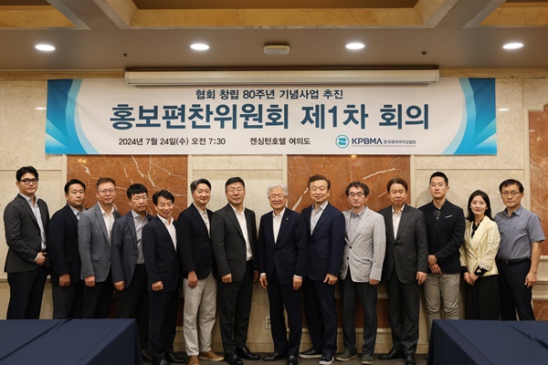 왼쪽부터 △동행기획 오근배 대표 △제약바이오협회 대외협력본부 박지만 상무 △동화약품 이택기 이사 △GC녹십자 장평주 부사장 △한림제약 최천옥 상무 △동아제약 최호진 고문 △제약바이오협회 이재국 부회장 △유한양행 조욱제 사장 △전북대 약학대학 정재훈 교수 △한양대 광고홍보학과 심성욱 교수 △종근당 배대길 상무 △엔자임 장우혁 이사 △더 제이앤파트너스 장영주 대표 △제약바이오협회 장우순 상무이사. [사진=연합뉴스]