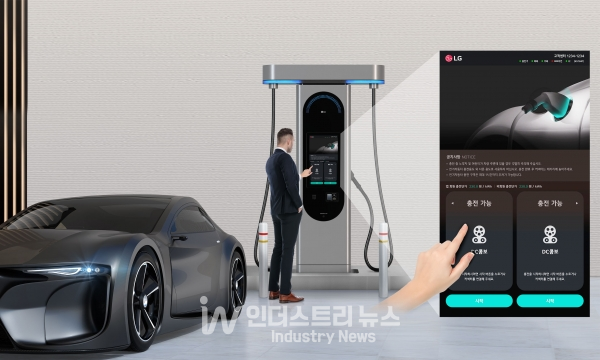 LG전자의 100kW 급속충전기를 터치 스크린을 통해 제어하는 이미지 [사진=LG전자]