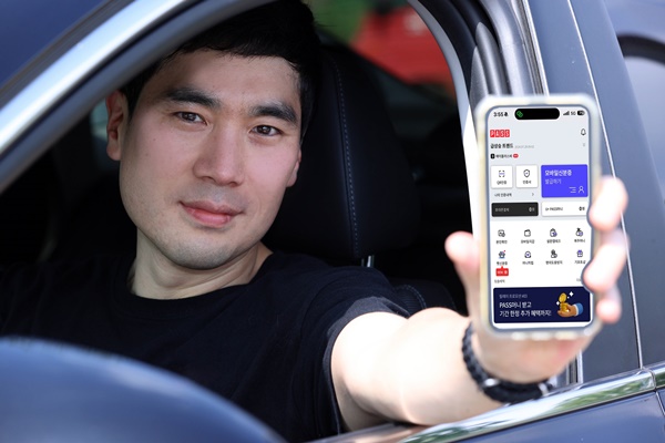PASS(패스)의 ‘모바일운전면허 확인서비스’가 도로교통법 개정에 따라 실물 운전면허증과 동일한 효력을 갖게 됐다. 또한 반려동물 모바일 확인서비스도 새롭게 선보인다. 이용자가 PASS 앱을 이용하는 모습. [사진=LG유플러스]