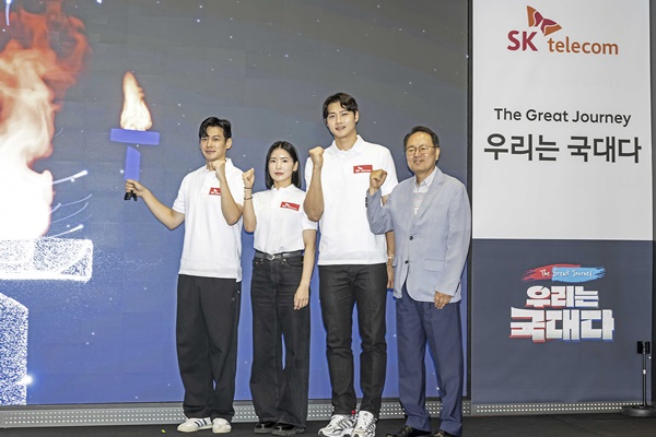 한국 펜싱 대표팀 선수들이 지난 6월 29일 ‘Team SK’ 출정식에 참석해 결의를 다지는 모습. 왼쪽부터 구본길 선수, 송세라 선수, 오상욱 선수, 오경식 SKT 스포츠마케팅 담당(부사장). [사진=SKT]