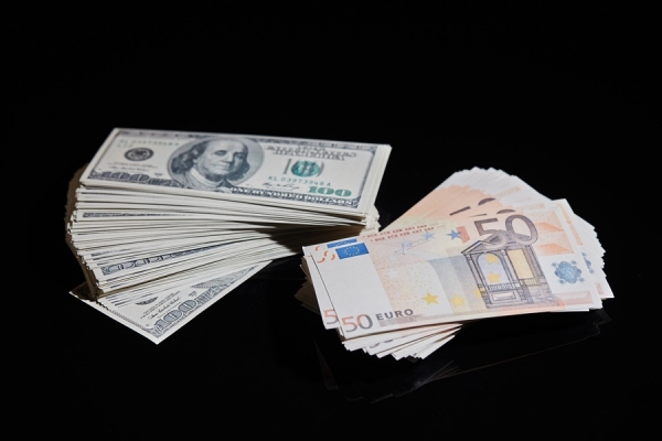(사진 왼쪽부터) 미국 100달러 지폐와 EU 50유로 지폐. [사진=gettyimage]