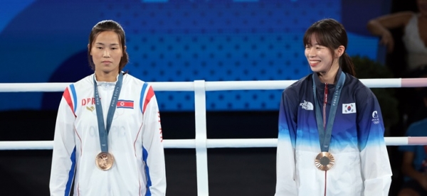 프랑스 파리 롤랑가로스 경기장에서 열린 2024 파리올림픽 복싱 여자 54㎏급 경기에서 동메달을 획득한 한국의 임애지 선수와 북한의 방철미 선수가 시상대에 나란히 자리했다. [사진=연합뉴스]
