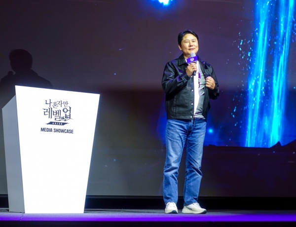 지난 3월 서울 구로구 넷마블 사옥에서 열린 ‘나 혼자만 레벨업: ARISE’ 쇼케이스에서 권영식 넷마블 대표(사진)가 취재진에 인사하고 있다. [사진=연합뉴스]