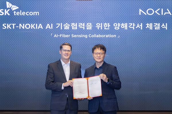 (왼쪽부터) 존 해링턴 노키아 아시아태평양 사장과 류정환 SK텔레콤 인프라 전략기술 CT 담당이 협약서를 들고 미소 짓는 모습. [사진=SKT]