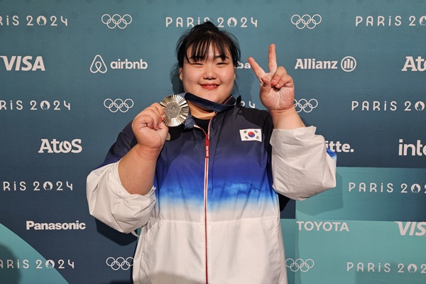 - SK텔레콤 후원 선수들 2024 파리 올림픽서 금메달 2개, 은메달 2개 성과 달성해- 20년 넘게 지원한 펜싱… 남자 사브르 단체전 금메달 차지 등 '효자 종목'으로 우뚝