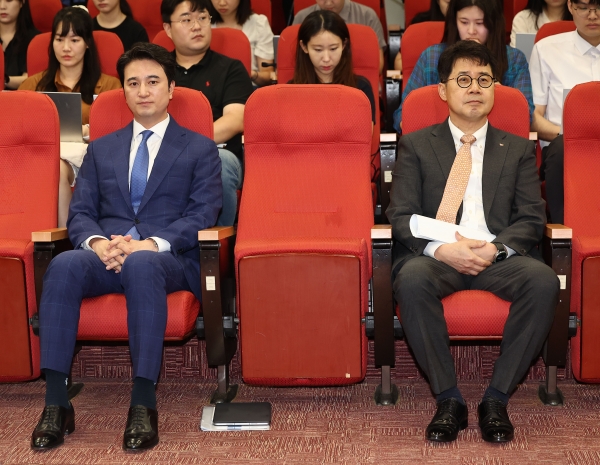지난 7월 18일 서울 종로구 SK서린빌딩에서 열린 SK이노베이션-SK E&S 합병 관련 기자간담회에서 박상규 SK이노베이션 사장(오른쪽)과 추형욱 SK E&S 사장이 참석해 있다. [사진=연합뉴스]