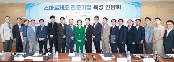중소벤처기업부 오영주 장관(가운데)이 20일 서울 영등포구 기술보증기금 서울지역본부에서 열린 스마트제조 전문기업 육성 간담회에서 참석자들과 기념촬영을 하고 있다. [사진=중소벤처기업부]