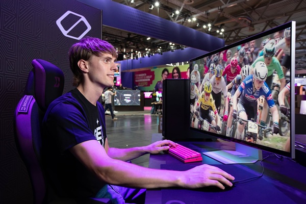 삼성전자 모델이 독일 쾰른에서 열린 ‘게임스컴 2024(Gamescom 2024)’에서 ‘오디세이 3D(Odyssey 3D)’를 소개하고 있다. [사진=삼성전자]