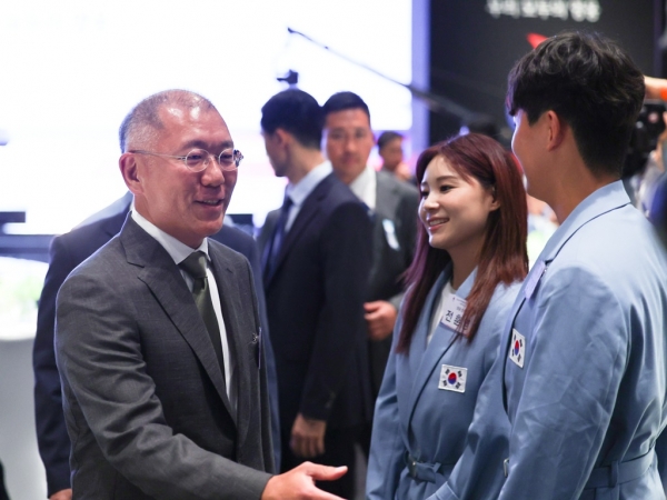 (왼쪽부터) 정의선 현대차그룹 회장이 지난달 22일 서울의 한 호텔에서 열린 '2024 파리올림픽 선수단 격려 행사'에 참석해 양궁 전훈영, 김제덕 등과 인사하고 있다.[사진=연합뉴스]