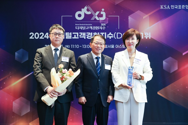 시상식에서 자세를 취하고 있는 (왼쪽부터) 방욱재 LG유플러스 디지털커머스개발Lab장, 강명수 한국표준협회장, 전경혜 LG유플러스 디지털CX담당의 모습. [사진=LG유플러스]