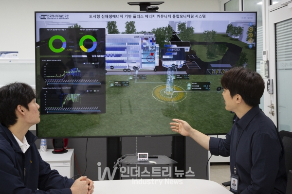 연구진이 개발한 에너지 관리 시스템을 모니터링 하고 있다. [사진=한국에너지기술연구원]