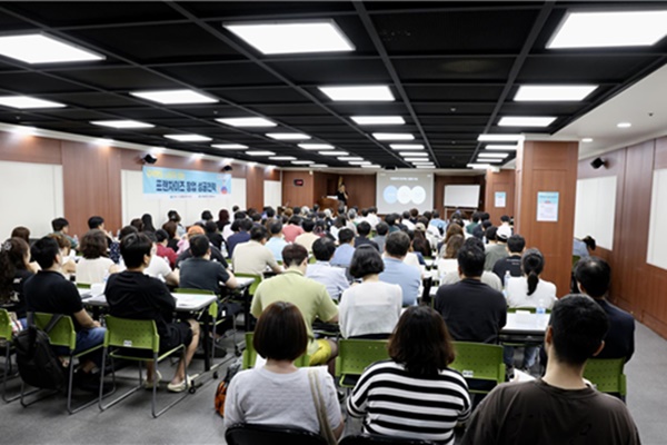 지난 7월 22일 수원상공회의소에서 열린 ‘검색해도 나오지 않는 프랜차이즈 창업 성공전략’ 무료 교육 프로그램에 참가한 참여자들이 강의를 듣고 있는 모습. [사진=IBK기업은행]