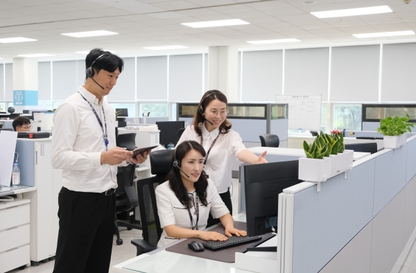 삼성전자서비스 상담 직원들이 고객 상담을 진행하고 있다/사진 = 삼성전자서비스