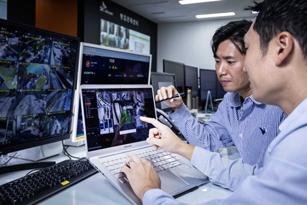 SKT 구성원들이 AI CCTV 화면을 분석하며, ‘AI 산업안전 패키지’를 테스트하고 있는 모습. [사진=SKT]