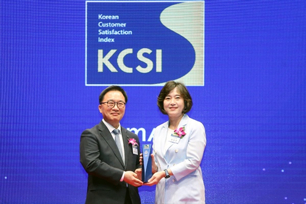 신한은행 박현주 소비자보호그룹장(오른쪽)과 한국능률협회 한수희 대표이사가 서울시 중구 신라호텔에서 진행된 2024 한국산업의 고객만족도(KCSI) 수상식에서 기념촬영하고 있다 / 사진 = 신한은행 제공