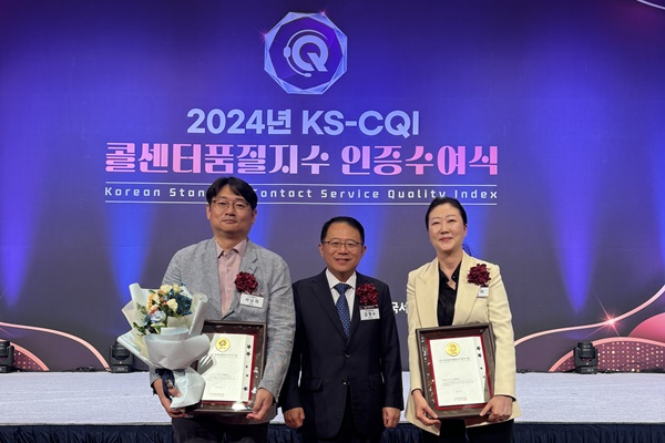 (왼쪽부터) 서남희 LG유플러스 CV담당, 강명수 한국표준협회 회장, 김새라 LG유플러스 CX센터장이 수여식에서 미소 짓고 있다. [사진=LG유플러스]