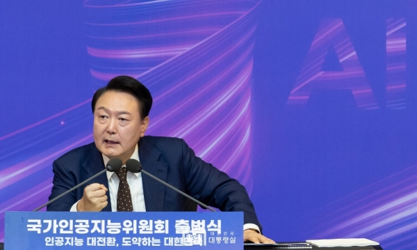 대통령 주재 제1차 국가인공지능위원회에서는 우리나라의 산업 AX 확산 방안과 민간 투자 계획 등이 논의됐다. [사진=대통령실]