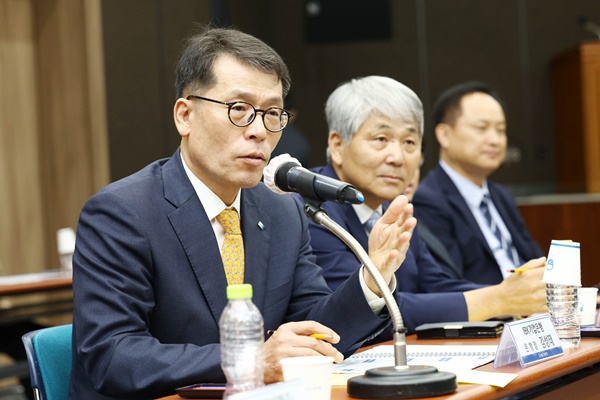 27일 광주상공회의소에서 열린 중소기업 현장 간담회에서 김성태 IBK기업은행장(왼쪽)이 중소기업 대표들과 대화하고 있다. [사진=IBK기업은행]